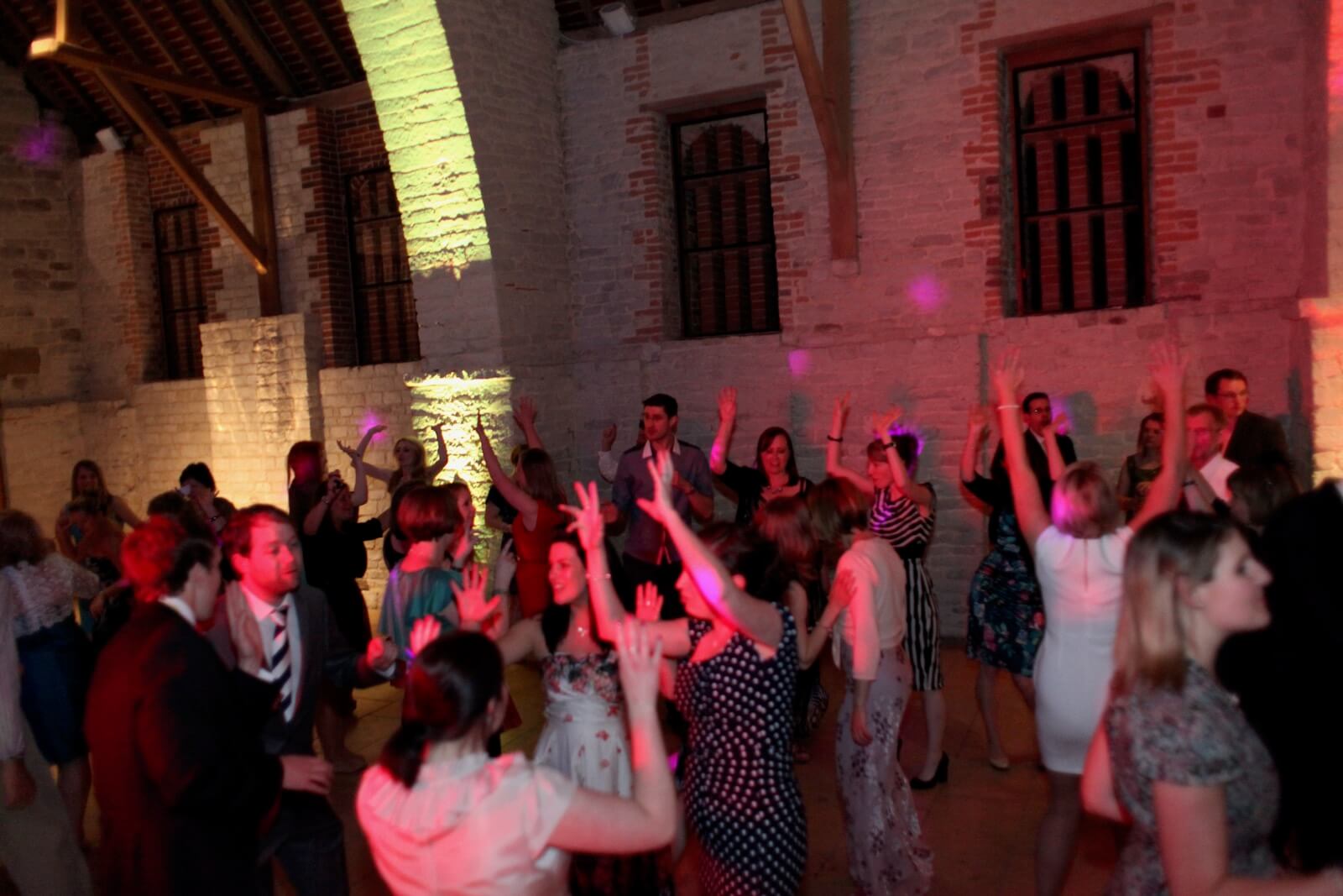 wedding dj party, full dancefloor, everybody dancing