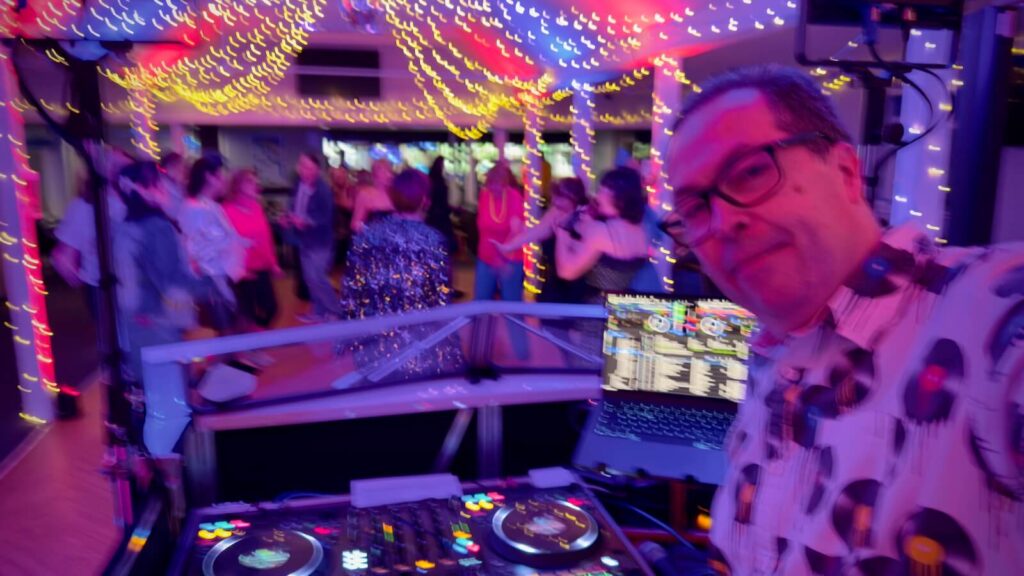 horsham sports club party dj brian mole rocking the tunes for kim's 60th