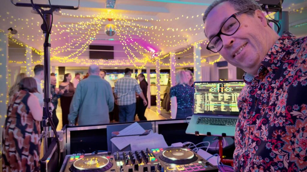 Horsham sports club christmas party dj brian mole, everyone dancing